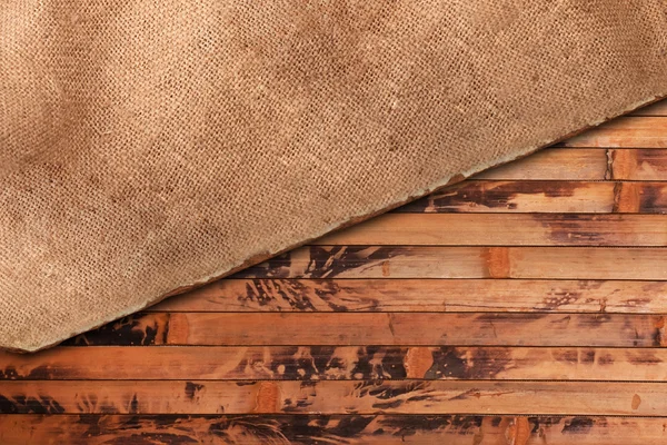 Стареющая ткань на деревянном фоне — стоковое фото