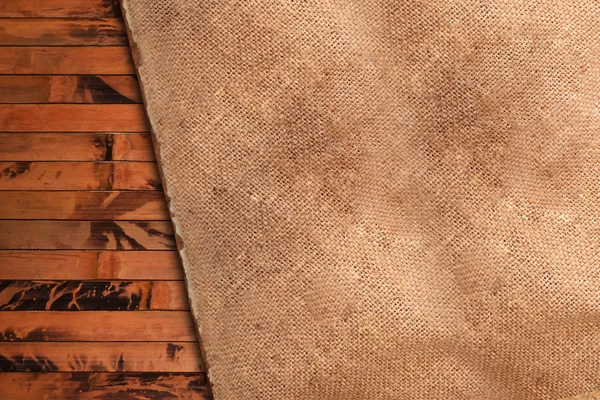 Pano velho enrugado em um fundo de madeira — Fotografia de Stock