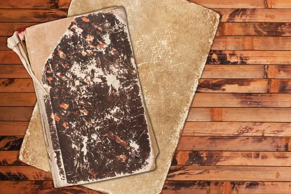 Oude grungy papier en boek op een houten achtergrond — Stockfoto
