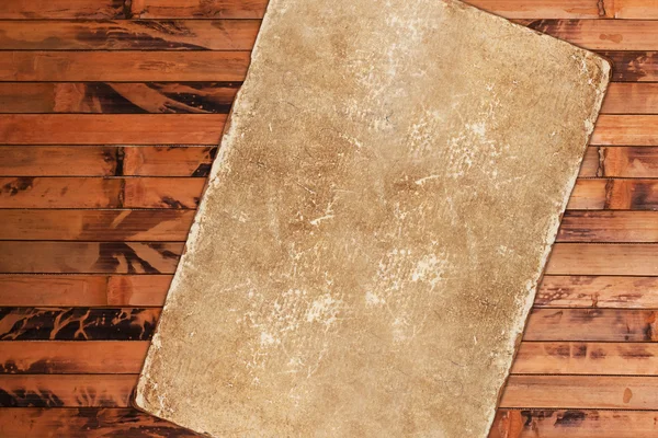 Verschoten oud papier op hout — Stockfoto