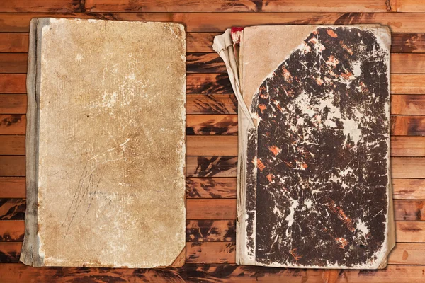 Wyblakły książek na tle drewniane — Zdjęcie stockowe
