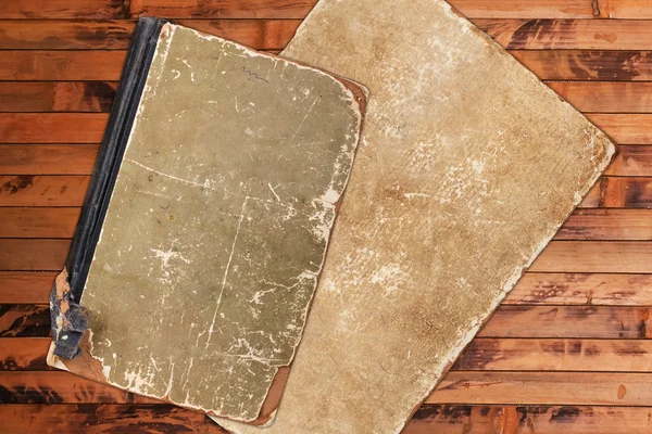 Starodawny stary książki i papieru na tle drewniane — Zdjęcie stockowe