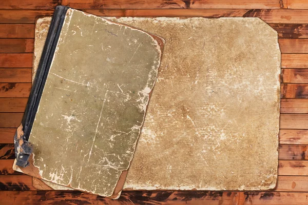 Papel velho e livro sobre um fundo de madeira — Fotografia de Stock