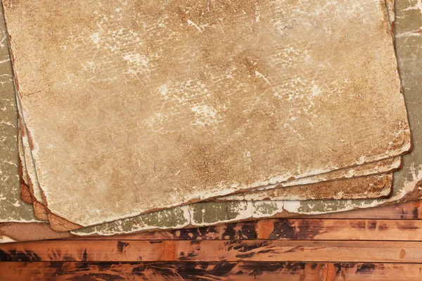 Papel viejo arrugado sobre un fondo de madera — Foto de Stock