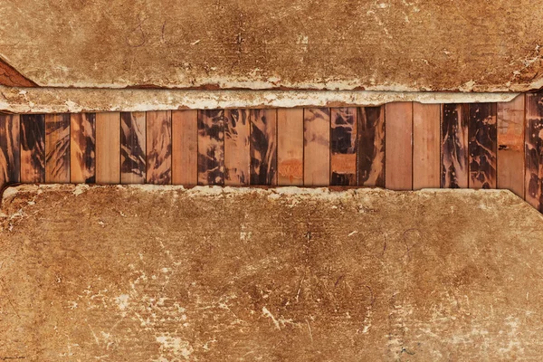 Papeles oscuros arrugados sobre un fondo de madera — Foto de Stock