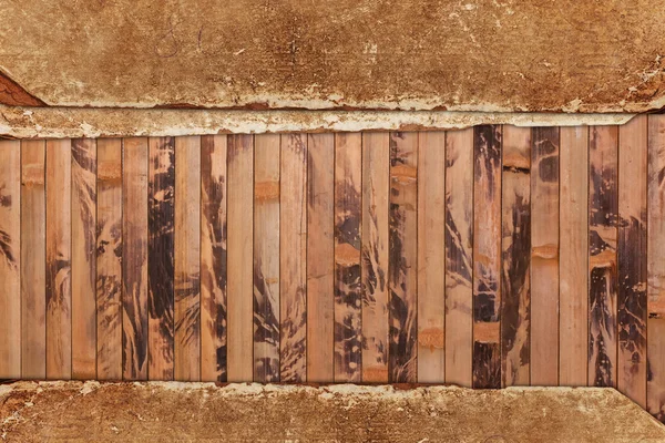 木製の背景で汚れた紙シート — ストック写真