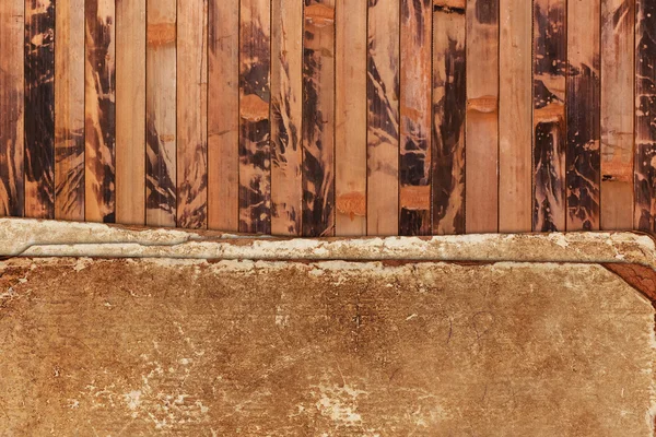 Väderbitna pappers-täcker på en trä bakgrund — Stockfoto
