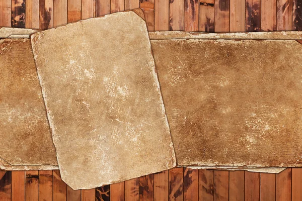 Uszkodzony wieku papieru na tle drewniane — Zdjęcie stockowe