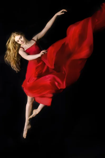Όμορφη χορεύτρια φορώντας κόκκινο φόρεμα — Φωτογραφία Αρχείου