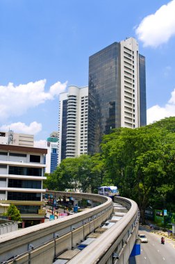 bir tren istasyonunda treni geliyor. kuala lumpur