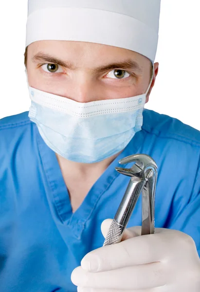 En tandläkare med medicinska pincett — Stockfoto