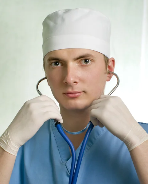Bir elinde stetoskop ile profesyonel genç doktor — Stok fotoğraf