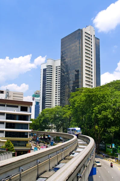 Поїзд досягає залізничного вокзалу. Куала-Лумпур — стокове фото