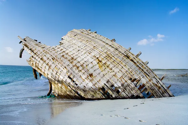 Старый корабль в высохшем море, Оман — стоковое фото