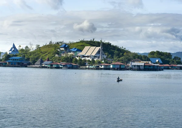 Case su un'isola sul lago Sentani, Nuova Guinea — Foto Stock
