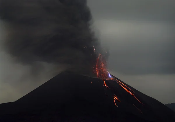 Nächtlicher Vulkanausbruch. anak krakatau, indonesien — Stockfoto