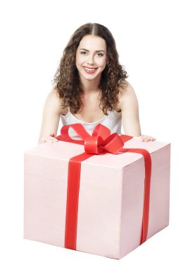 güzel kız gülümseyerek bir hediye bir kutu içinde tutar.
