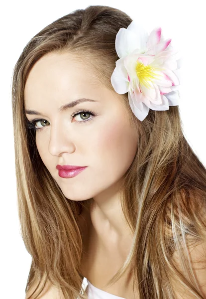Porträtt vacker flicka med blomma. — Stockfoto