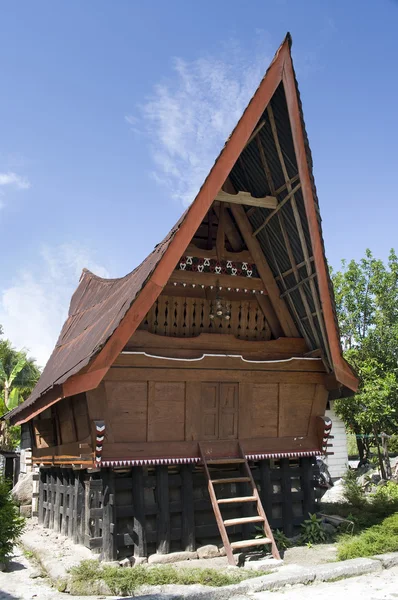 Традиційні Батак будинок на острові samosir, Індонезія, — стокове фото