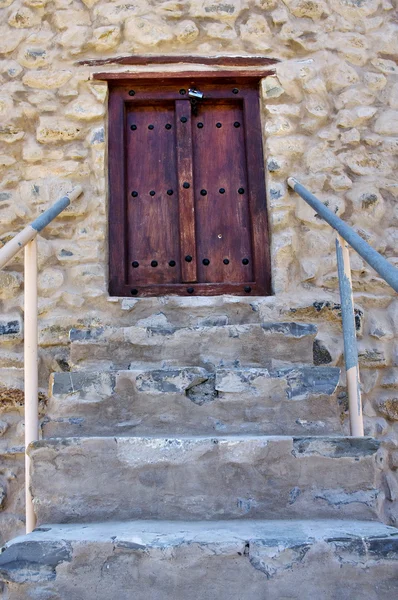 Лестница и дверь в сельском султанате Оман — стоковое фото