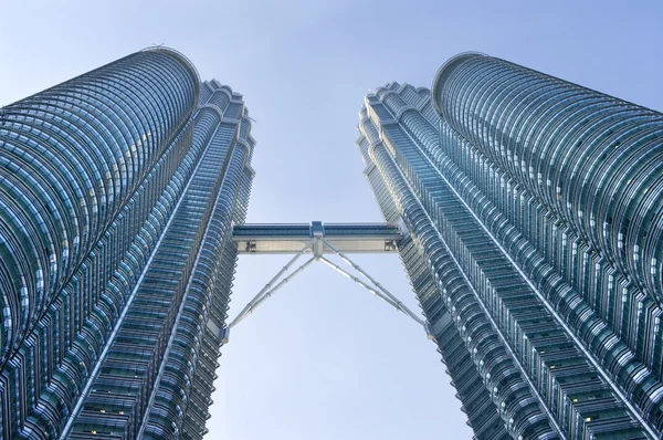 Kuala Lumpur-augusti-19: Utsikt över Petronas tvillingtorn på Augu — Stockfoto