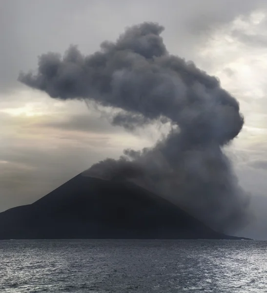 화산 분화입니다. krakatau — 스톡 사진