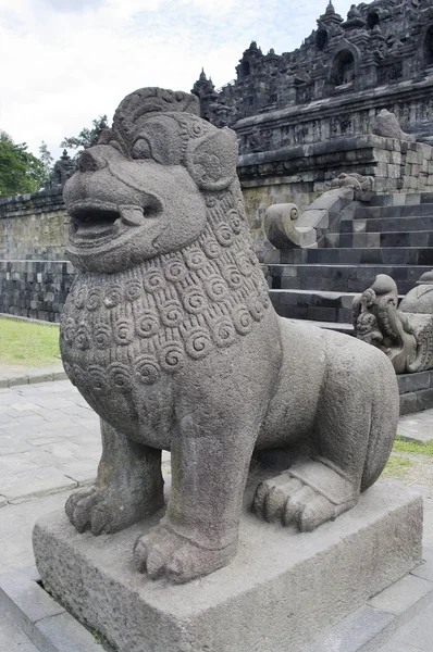 Estatua del guardián de la puerta del león en la entrada del templo de Borobudur en — Foto de Stock