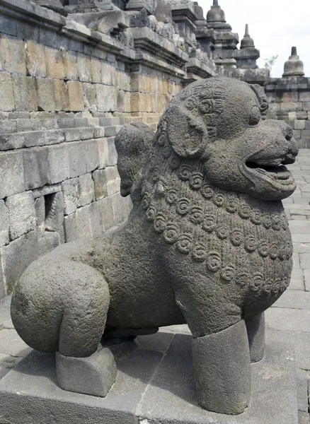 La sculpture en pierre d'un lion de Borobudur à Yogyakarta, Indon — Photo
