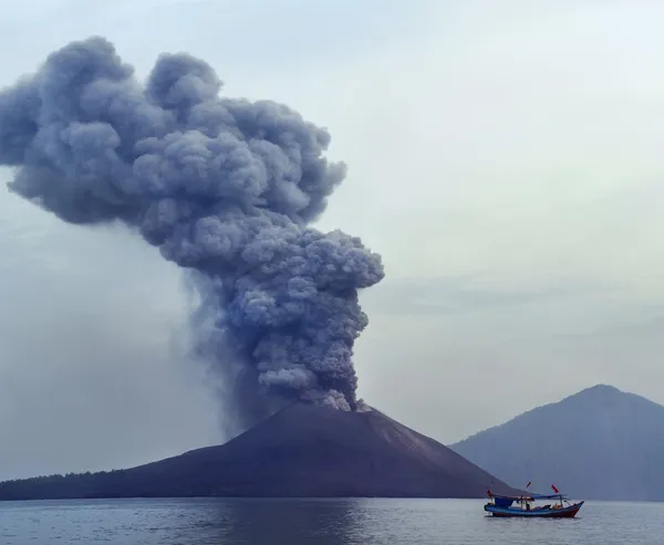 Eruzione vulcanica. Anak Krakatau Immagine Stock