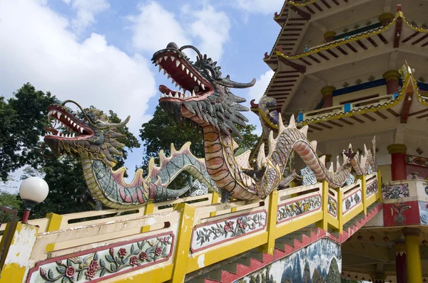 Kleurrijke van dragon standbeeld — Stockfoto