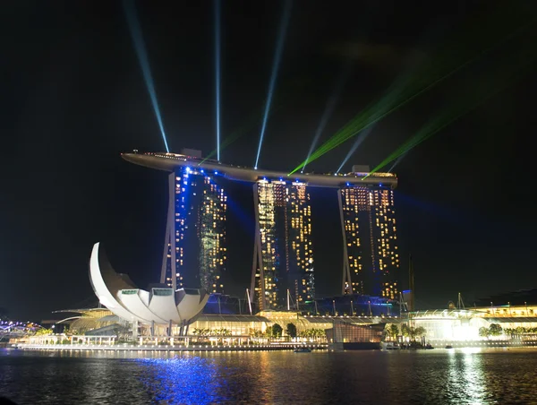 SINGAPUR - 23 AGO: Espectáculo láser en el paseo marítimo de Marina Bay Augu — Foto de Stock