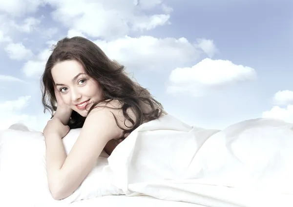女孩睡在白色的床单上 — 图库照片