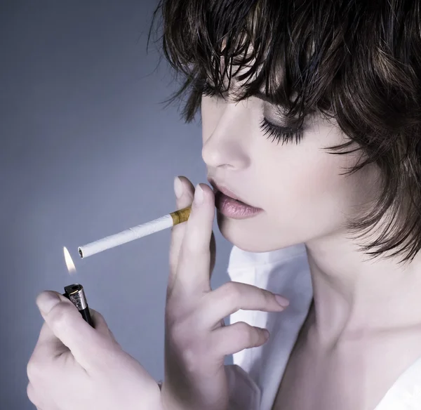 Woman smoking a cigarette — Stock Photo, Image