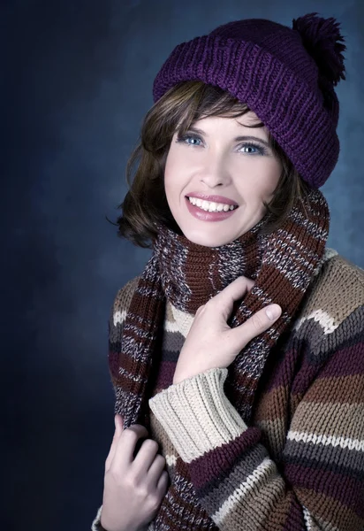 Chica sonriente en el estilo de invierno —  Fotos de Stock
