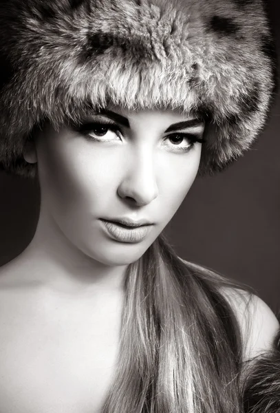 Piękna kobieta noszenia futer — Zdjęcie stockowe