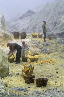 Tanımlanamayan madenciler hasat kawah Ijen'de krater gelen ham sülfür