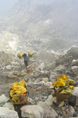 Kükürt Ijen'de kraterin içinde taşıyan işçi