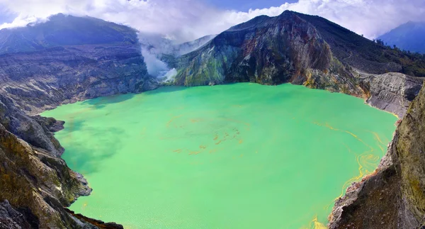 Lac sulfuré dans un cratère du volcan Ijen. Indonésie — Photo