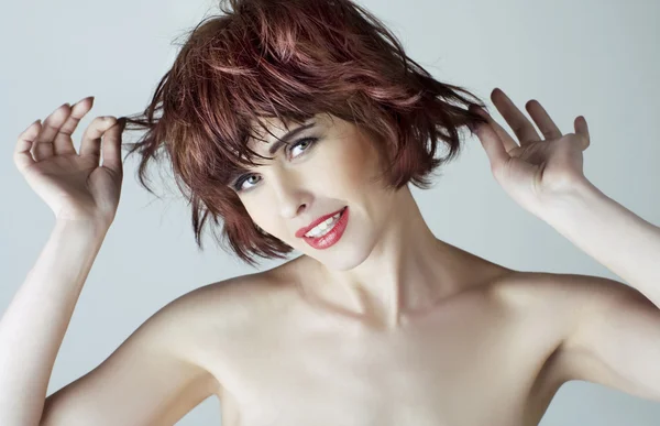 Retrato de uma mulher com cabelos curtos marrons — Fotografia de Stock