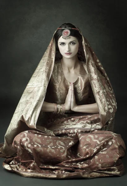 Vacker brunett stående med traditionell indisk dräkt — Stockfoto