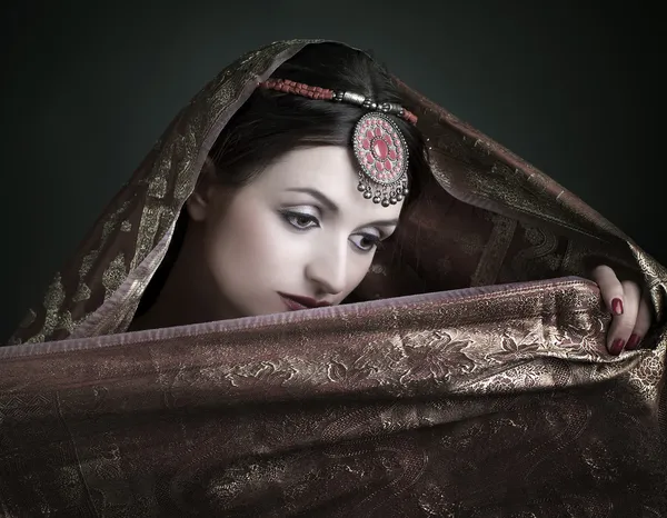 Retrato morena bonita com traje tradicional — Fotografia de Stock