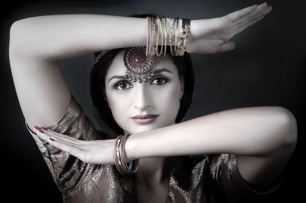 Krásná bruneta portrét s tradičním kostýmu. indické chlívku — Stock fotografie