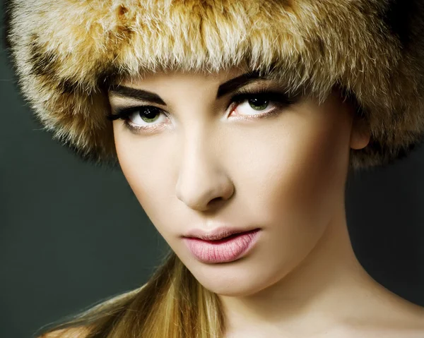 Beautiful woman wearing fur — Stock Photo, Image