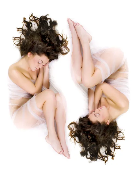 Портрет двух молодых спящих женщин — стоковое фото