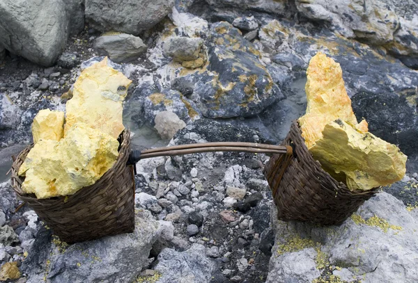 Cesta llena de pepitas de azufre sobre un volcán en Indonesia —  Fotos de Stock