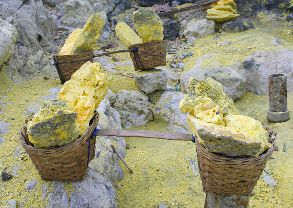 Корзина с серными самородками на вершине
