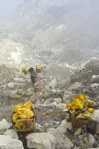 Worker carrying sulfur inside Ijen crater — Stock Photo, Image