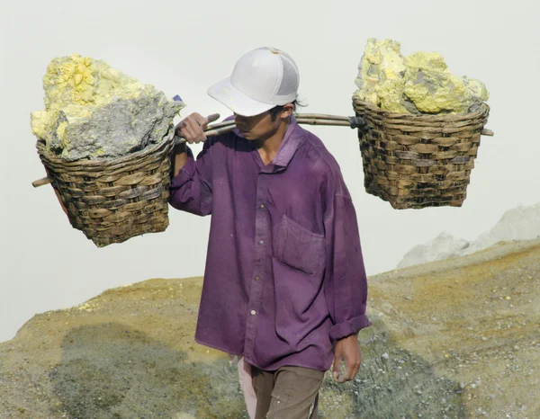 Worker carrying sulfur inside Ijen crater — Stock Photo, Image