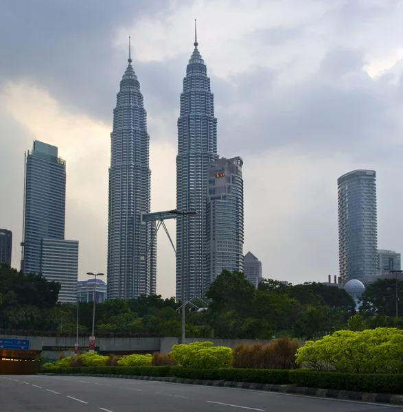 Abendlicher Blick auf die Petronas Zwillingstürme — Stockfoto