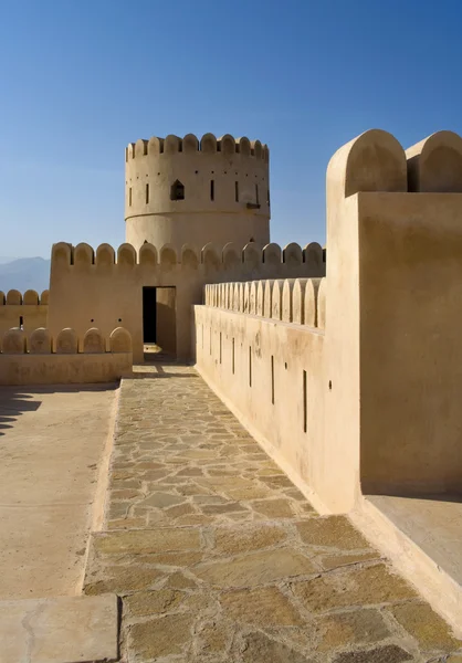 Fortificação de adobe histórico, torre de vigia do Castelo de Sunaysilah ou — Fotografia de Stock